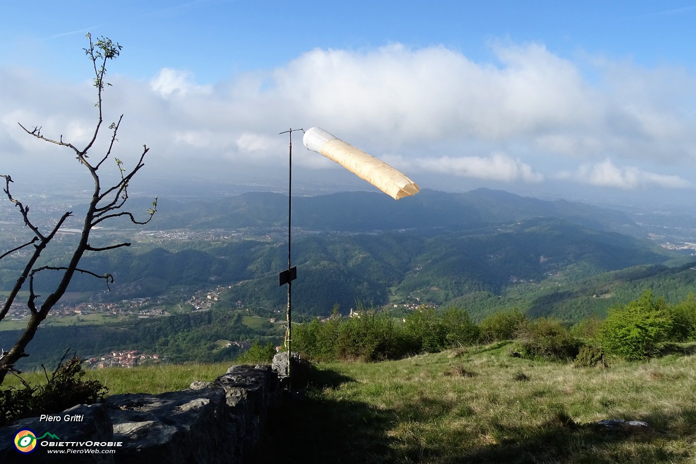 12 Vista sulla Valle San Martino, sul Monte Canto e la pianura.JPG